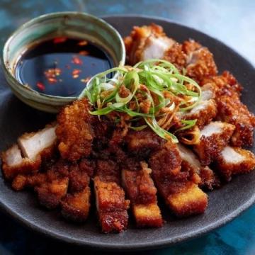 青椒肉絲,這道經(jīng)典的中式家常菜,以其色澤鮮艷、口感豐富而受到眾多食客的喜愛