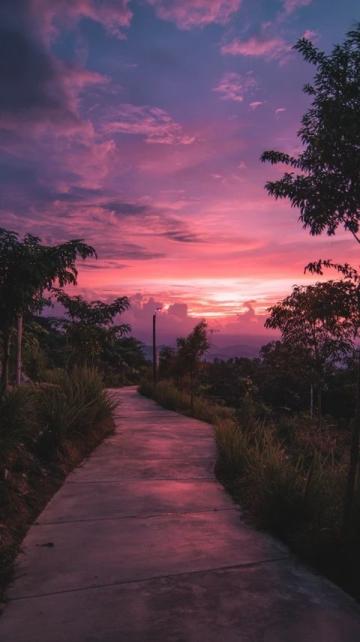 夕陽下的嘎日迪湖：如詩如畫的自然美景