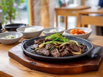 融合了高原物產與多民族文化，以牛羊肉、奶制品和面食為主，兼具粗獷與細膩的風味
