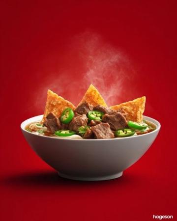 融合了高原物產與多民族文化，以牛羊肉、奶制品和面食為主，兼具粗獷與細膩的風味