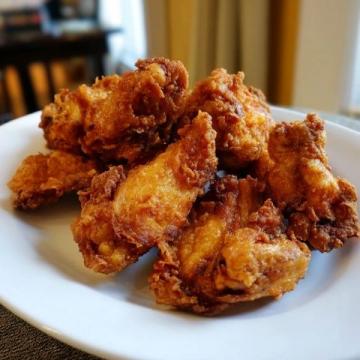 香酥炸雞翅外酥里嫩，一口咬下滿滿的幸福感！