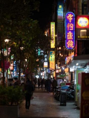 香港回歸20年之際,福田口岸至香港市區的交通方式有了兩個選擇:老路還是新路?