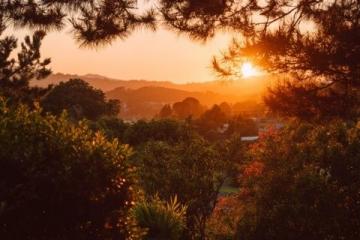 夕陽下的嘎日迪湖：如詩如畫的自然美景