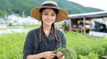 巴州區興文小學校園農場種蔬菜,校門口擺攤搞義賣