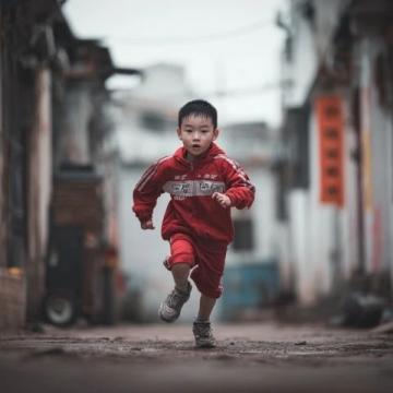 一騎紅塵!貴州貴陽,高考考場外,一個男生忘帶準(zhǔn)考證,急的團(tuán)團(tuán)轉(zhuǎn)