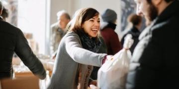 近日，山東濟寧一則妹妹被金毛撲倒，哥哥持棍訓狗的視頻引發熱議