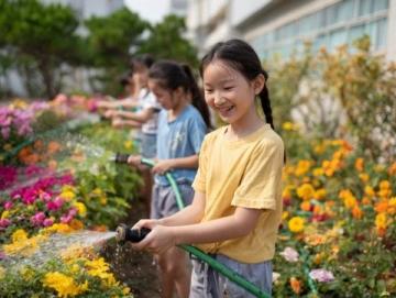 巴州區興文小學校園農場種蔬菜,校門口擺攤搞義賣