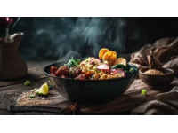 融合了高原物產與多民族文化，以牛羊肉、奶制品和面食為主，兼具粗獷與細膩的風味