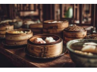 薛寶釵的家鄉南京美食豐富多樣，下面將從特色小吃和傳統名菜兩個維度為你介紹