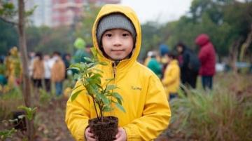 巴州區興文小學校園農場種蔬菜,校門口擺攤搞義賣