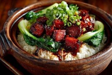 華晨宇在千燈湖推出“花式炒飯”直播，獨特的廚藝秀吸引無數人目光。