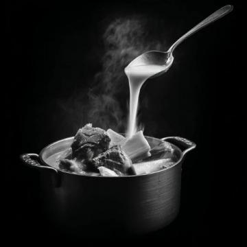 清晨五點(diǎn)的鄉(xiāng)村美味：奶奶親手制作蔥油餅與羊棒骨湯