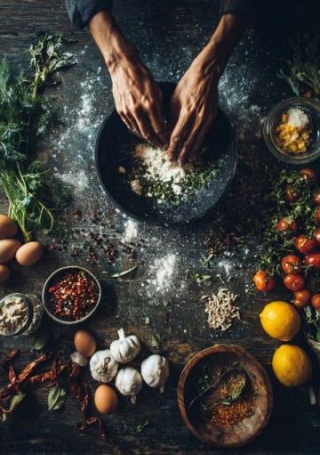 微微低頭,享受美味:成為社交媒體上的美食攝影達人