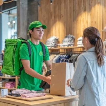 諸暨男子外賣遭遇惡心事件:酸辣土豆絲中驚現(xiàn)嚼不爛異物,疑似用過避孕套引發(fā)全家人嘔吐
