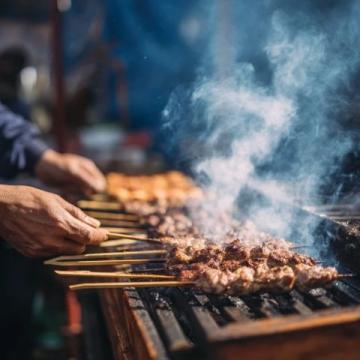 昨晚社會(huì)百態(tài)里"公婆深夜遛娃吃串"的視頻溫暖了無(wú)數(shù)人，老人抱著烤串笑說(shuō)"被媽媽發(fā)