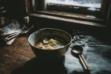 蠔烙:潮汕地區經典傳統小吃,以新鮮生蠔為主要食材,佐以薯粉、雞蛋煎制而成。