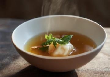 蠔烙:潮汕地區經典傳統小吃,以新鮮生蠔為主要食材,佐以薯粉、雞蛋煎制而成。