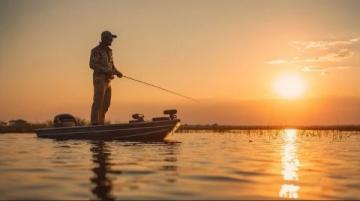 解析夜釣與白天垂釣的優劣對比:魚類習性、環境因素、季節影響全面分析