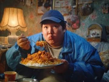 商丘餐廳訂單激增,外賣小哥變身'奶爸'接力照顧嬰兒