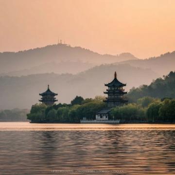 今天，我從杭州西湖旅游，專門乘車到河坊街素滿香素食自助餐店就餐