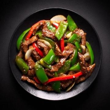 青椒肉絲,這道經(jīng)典的中式家常菜,以其色澤鮮艷、口感豐富而受到眾多食客的喜愛