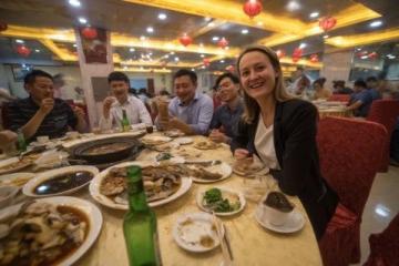 郭德綱獨(dú)享炸醬面大餐,品味傳統(tǒng)美食情韻