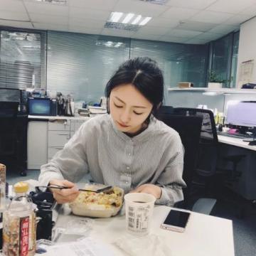 寧波網紅小姐姐直播賣飯團,人氣爆棚!