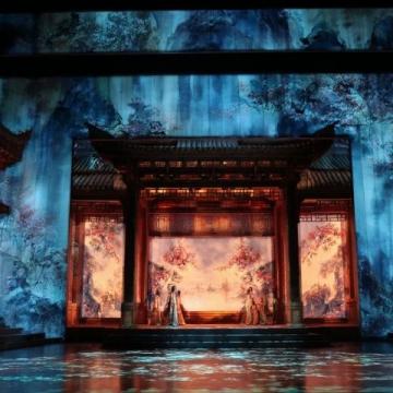 春晚"的演出時(shí)間固定在農(nóng)歷新年前后的一個(gè)星期內(nèi)。