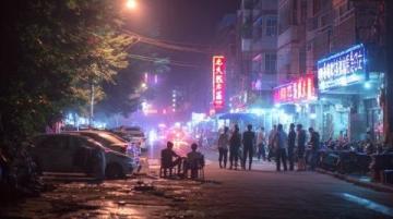 今晚到懷遠(yuǎn)西路,發(fā)現(xiàn)懷遠(yuǎn)夜市旁邊有一個(gè)小巷——幸福巷。
