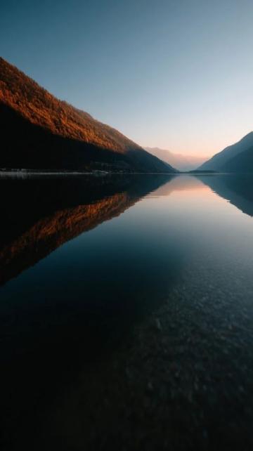 夕陽下的嘎日迪湖：如詩如畫的自然美景