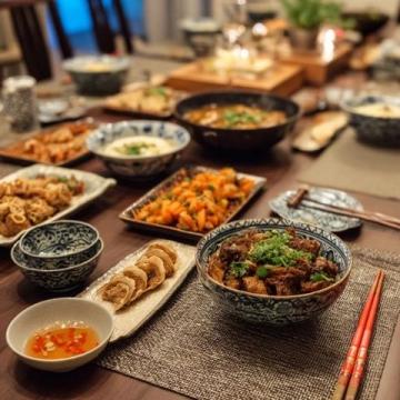 昨晚家常三菜一桌香:五花肉燒土豆、清炒蓮藕苗、清炒黃豆芽
