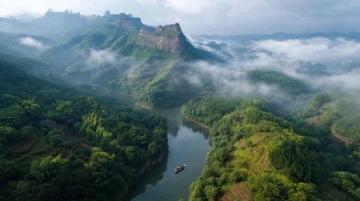 小東江,宛如一幅流動(dòng)的畫(huà)卷,鑲嵌在湘南山脈之間,江水清澈見(jiàn)底,兩岸青山如黛