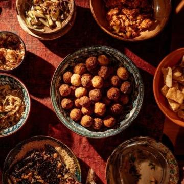 高平名吃店的超級美味:炒餑子、酸菜黑圪條和核桃肉的完美組合