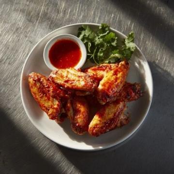 香酥炸雞翅外酥里嫩，一口咬下滿滿的幸福感！