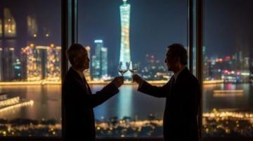 外國友人體驗賽龍舟蘇州河上的文化紐帶與激情碰撞：中外友好在龍舟上熱烈相聚。