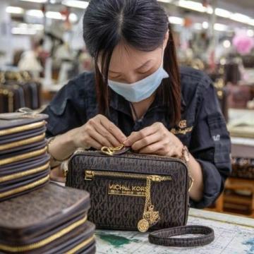 我領悟了：每月收入僅三千，卻奢侈購入三萬元包包的經歷