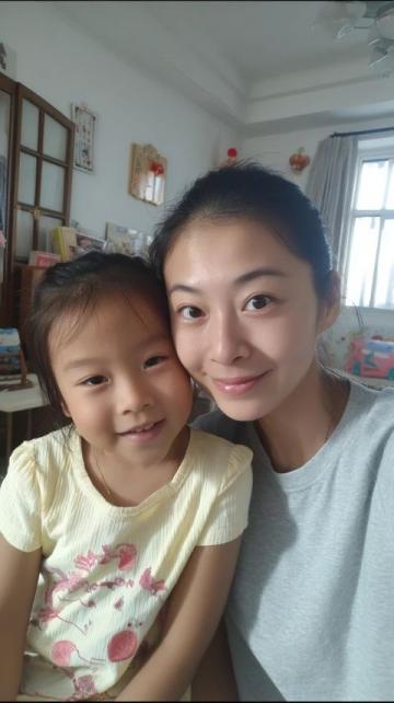 謝浩男媽媽許健華成功回歸,帶小女兒上學,還展示廚房神器