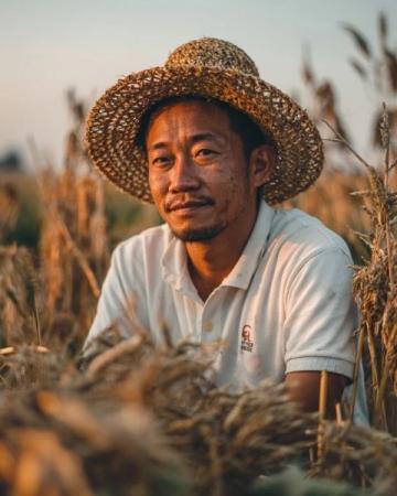 廣西大學生李帥入贅桂林，種植甜脆柿子，日賺500多元