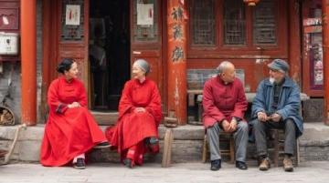 萬萬沒想到！5名俄羅斯人到河南開封體驗中國文化，逛了鐵塔公園又去看豫劇，誰料