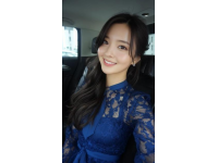 張含韻現身阿塞拜疆街頭暢享美食腰身略顯圓潤