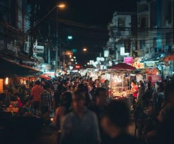 南寧夜市：排隊1小時也要嘗的街頭美食盛宴，100元扶墻走的味覺狂歡！
