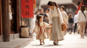 端午假期剛過，一則驚險(xiǎn)新聞刷屏網(wǎng)絡(luò)，網(wǎng)友們?yōu)樾∨⒌呐R場判斷力點(diǎn)贊……