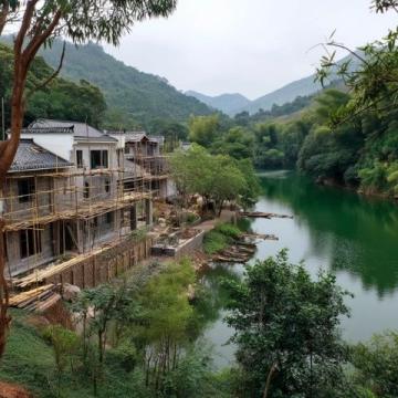 小東江,宛如一幅流動(dòng)的畫(huà)卷,鑲嵌在湘南山脈之間,江水清澈見(jiàn)底,兩岸青山如黛