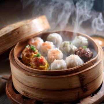 介紹中國傳統美食的英語作文(以下是一些中國各地的傳統美食介紹)