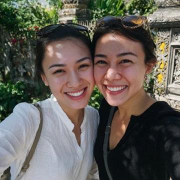 我與愛人同窗的老友,相識三十年情誼長