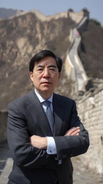 在西虹市首富中，沈騰飾演的王多魚為了完成一個月花光十億的賭約，花重金邀請了