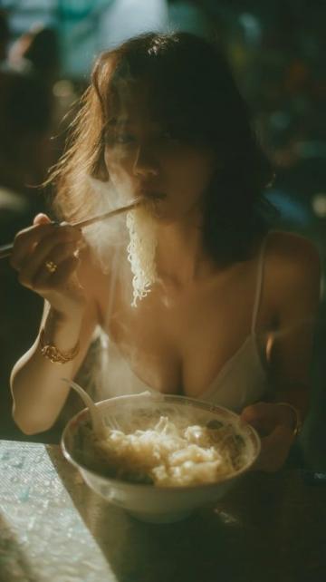 女孩路邊吃炒飯遇到流浪漢,她的反應溫暖人心