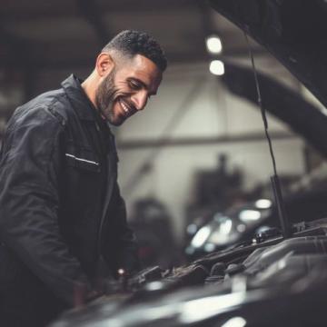 以下是一份詳盡的汽車保養知識大全，包含日常維護、定期保養、關鍵部件檢查以及延長汽