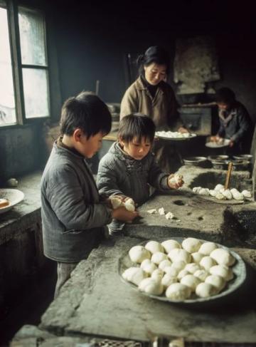 劉強東媽媽又到宿遷京東食堂包餃子，給員工遞餐盤，就是不閑著
