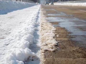 冬季雪天行車安全指南:全面準(zhǔn)備與駕駛技巧須知